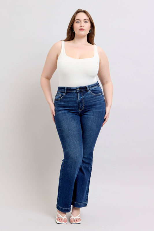  Plus size high-rise flare jeans with a flattering fit, classic pockets, and a chic retro-inspired flared leg.